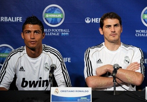 Có tin đồn Ronaldo và Casillas cầm đầu 2 nhóm khác nhau trong phòng thay đồ Real.